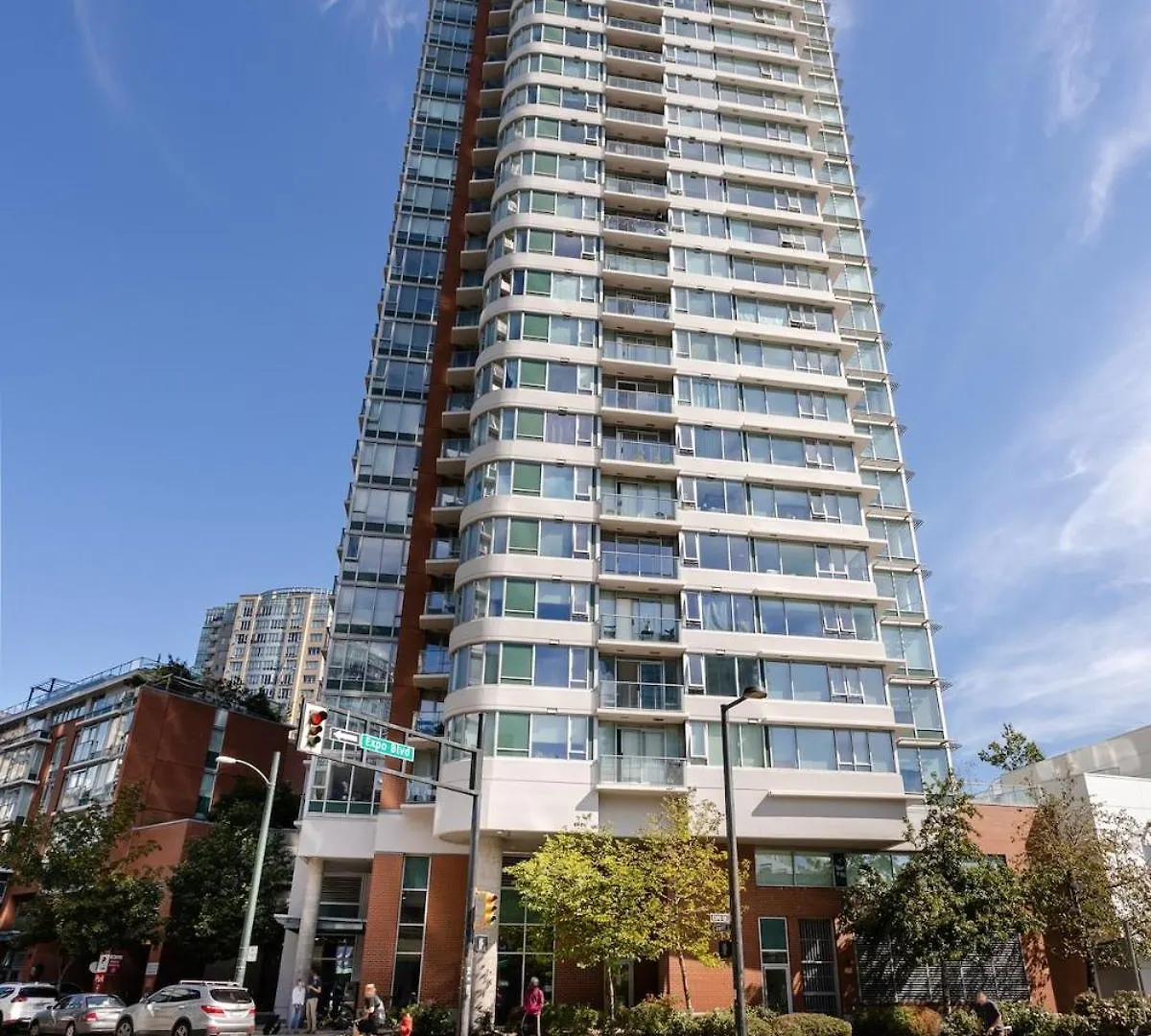 Vibehaus Vancouver Pool, Free Parking Canada